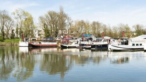Un port de plaisance où plusieurs bateaux sont amarrés.