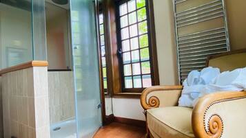 Suite, vue fleuve | Salle de bain | Sèche-cheveux, serviettes fournies