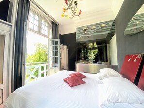 Suite Junior, pemandangan sungai | Minibar, brankas, meja kerja, dan setrika/meja setrika