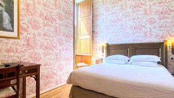 Ein Schlafzimmer mit einem Bett, einem Schreibtisch und einem Stuhl.