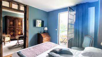 Suite junior, vista al río | 2 habitaciones, minibar y caja de seguridad en la habitación