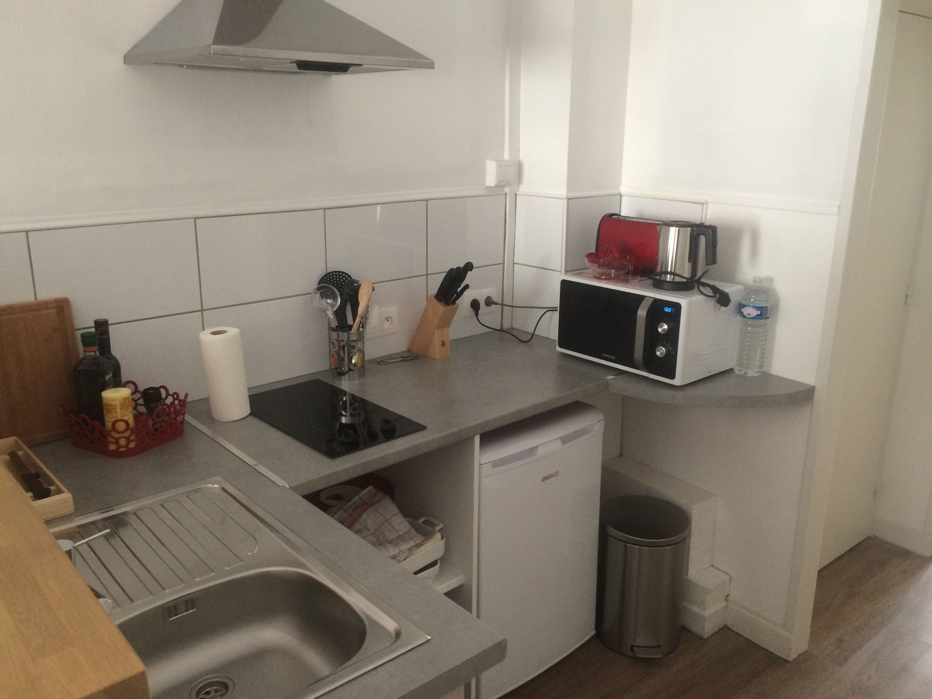 comfort apartment, 1 bedroom, city view | private kitchen | full-sized fridge, microwave, oven, stovetop