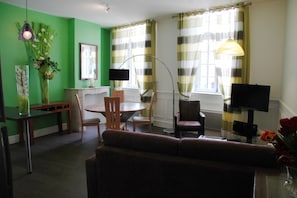 Superior-Apartment, 2 Schlafzimmer, Stadtblick | Wohnbereich
