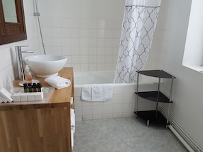 Comfort-Apartment, 1 Queen-Bett und Schlafsofa, Blick auf den Innenhof | Badezimmer