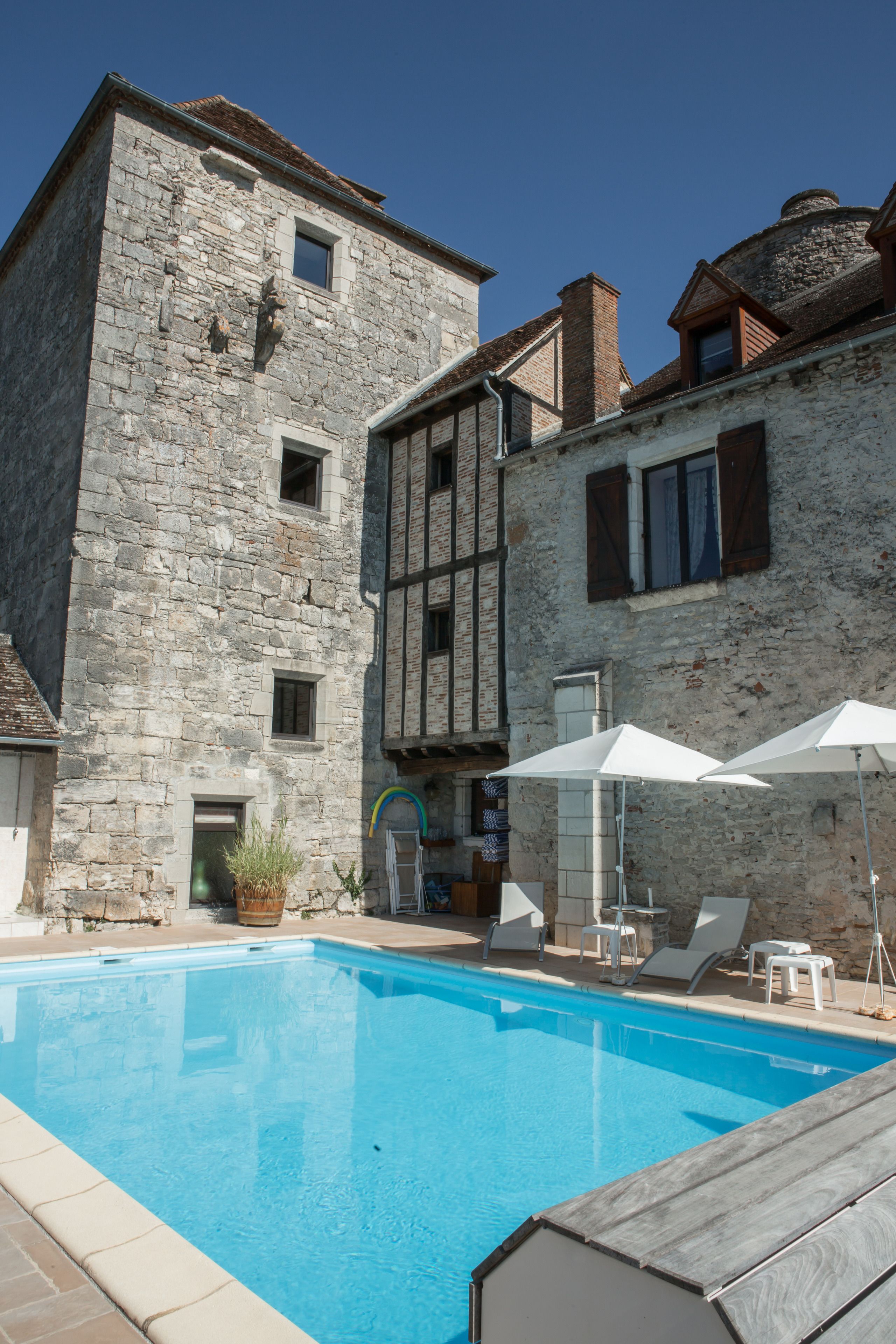 室外游泳池，池畔遮阳伞，日光浴躺椅