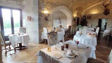 Lounas ja illallinen; ranskalainen keittiö, ulkoilmaravintola