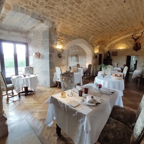 Déjeuner et dîner servis sur place, restauration en plein air