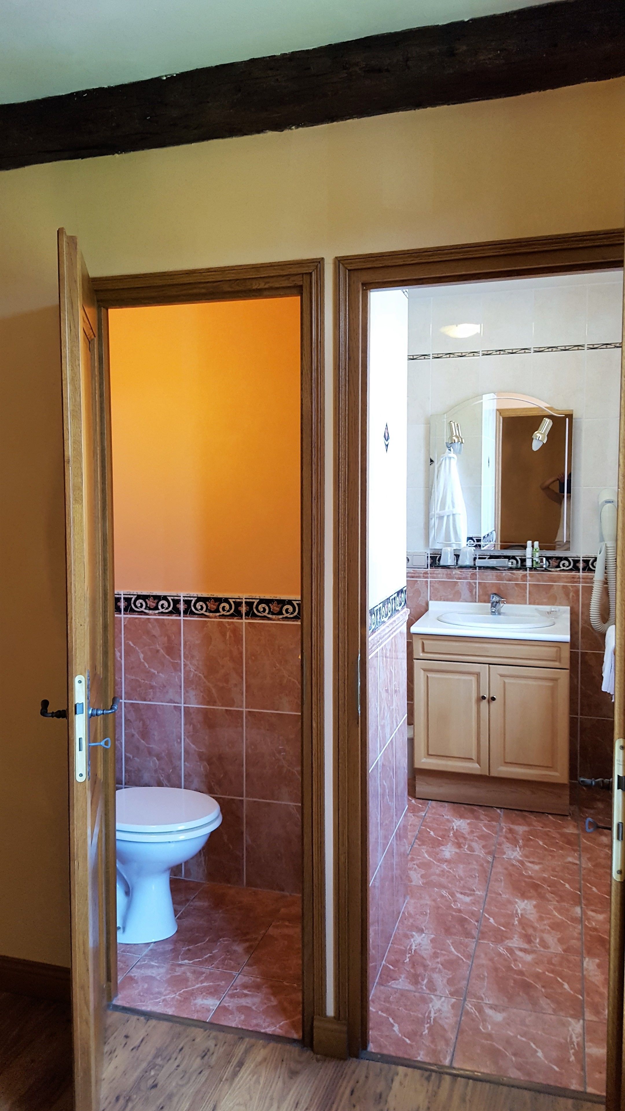 junior suite | bathroom | free toiletries, hair dryer, bathrobes, towels