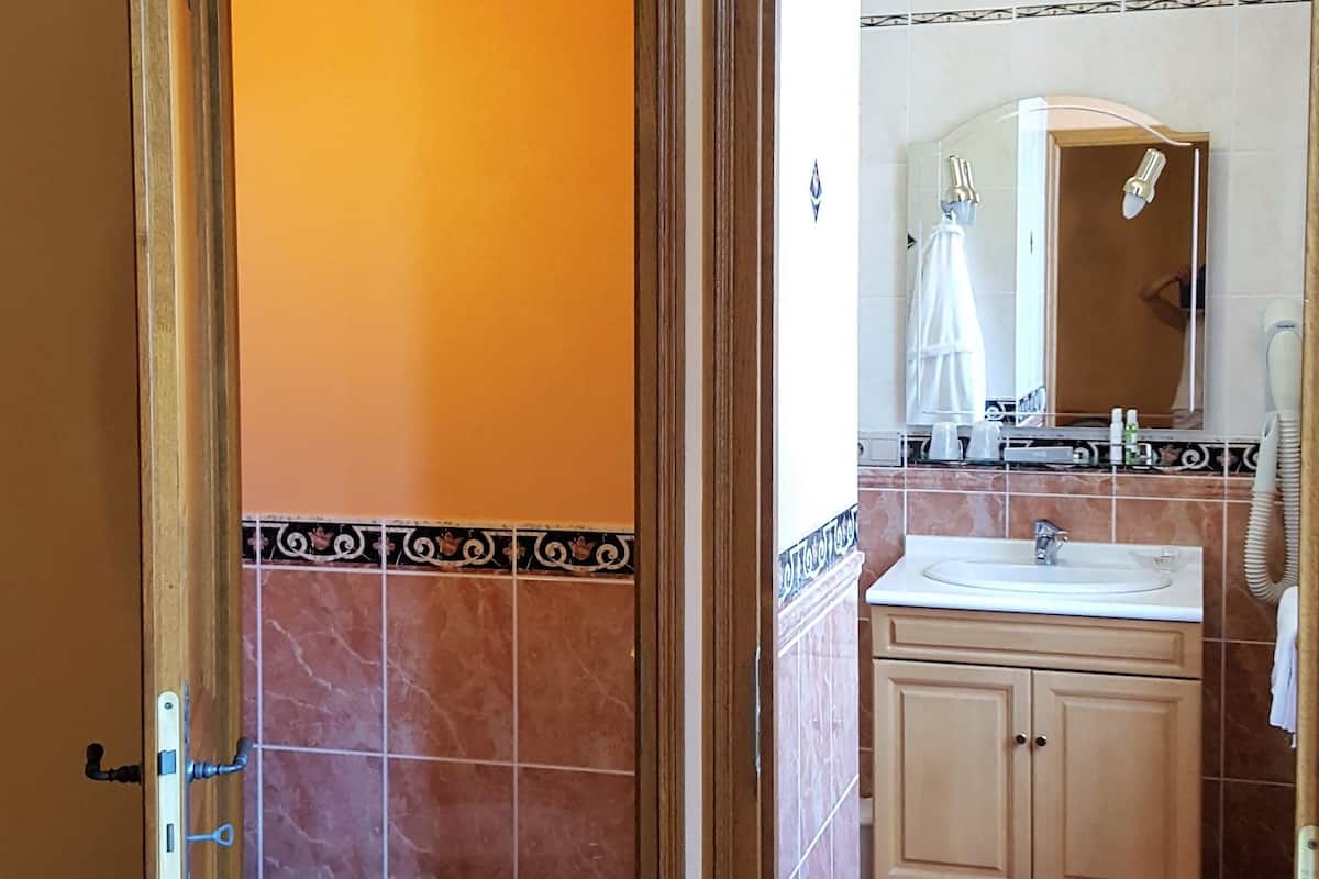 junior suite | bathroom | free toiletries, hair dryer, bathrobes, towels