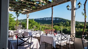 Se sirven comidas, cenas y cocina francesa con mesas al aire libre