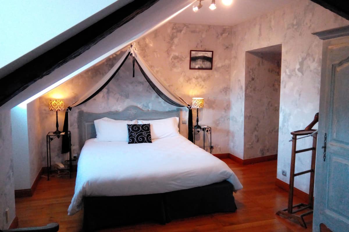 superior room (with bath) | minibar, in-room safe, desk, soundproofing