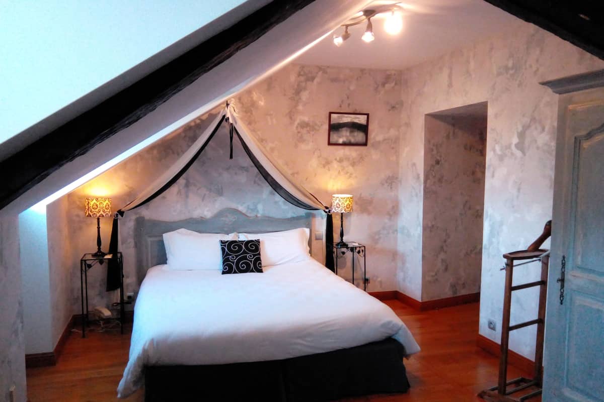 Superior Room (with bath) | Bar mini, peti besi dalam bilik, meja, kalis bunyi