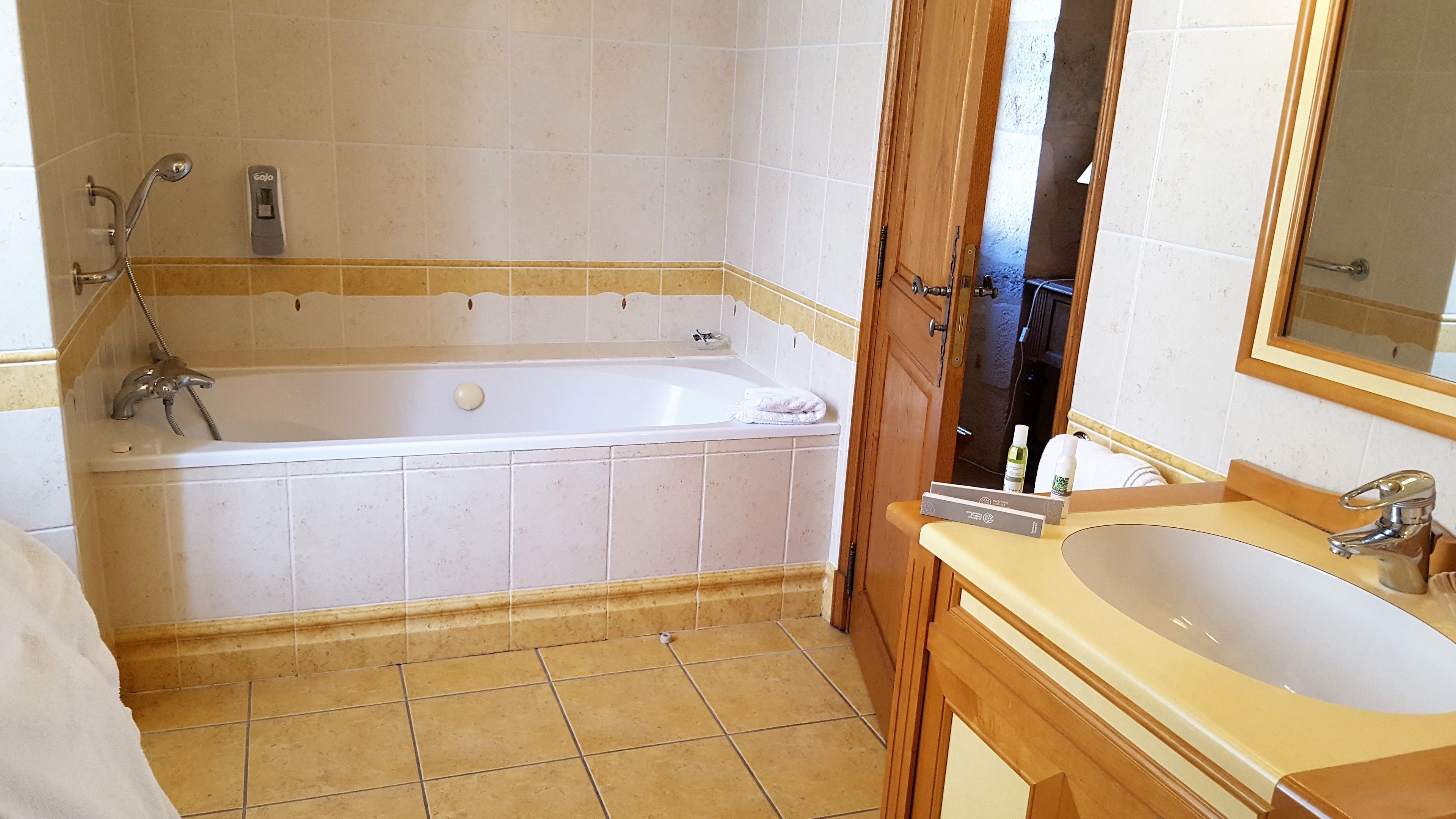 suite (tulipe) | bathroom | free toiletries, hair dryer, bathrobes, towels