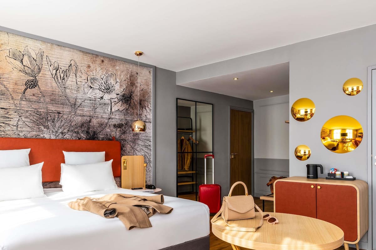 Junior-Suite, 1Â Doppelbett und Schlafsofa | Minibar, Zimmersafe, laptopgeeigneter Arbeitsplatz