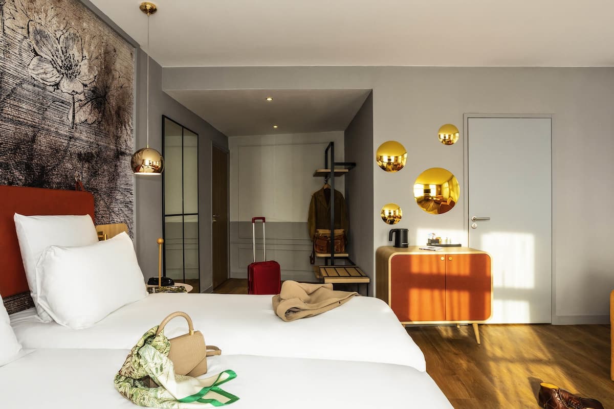 Chambre familiale, Plusieurs lits | Minibar, coffre-fort, espace de travail pour ordinateurs portables