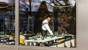 Lunch and dinner served, French cuisine