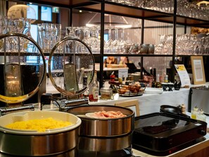 Daily buffet breakfast (EUR 18.90 per person)