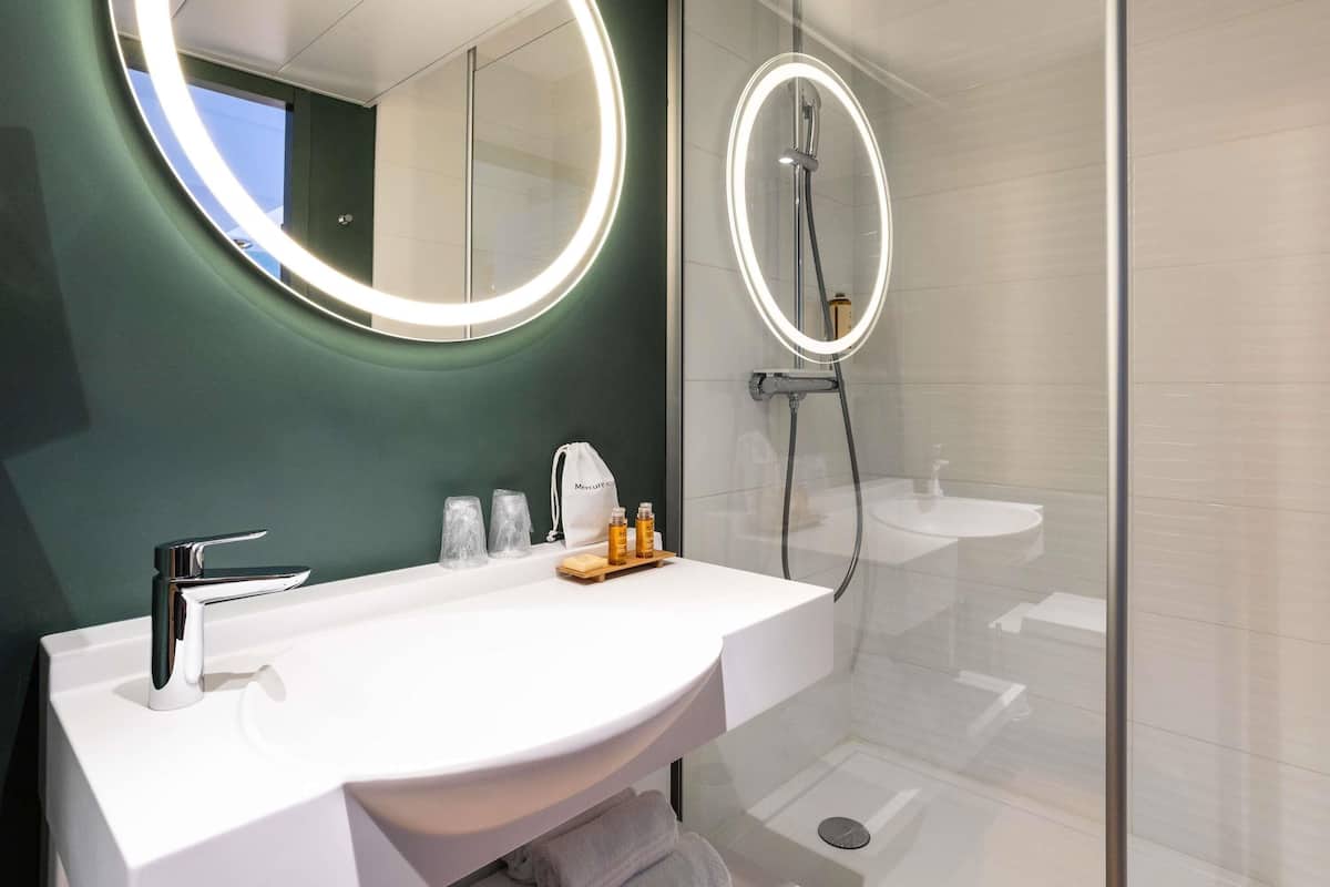 Minibar, in-room safe, laptop workspace, blackout curtains
