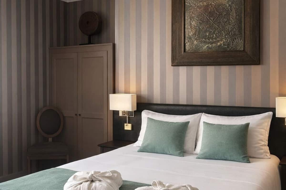 Suite – junior (4 persons) | Sengetøy i egyptisk bomull, senger med overmadrass og safe på rommet