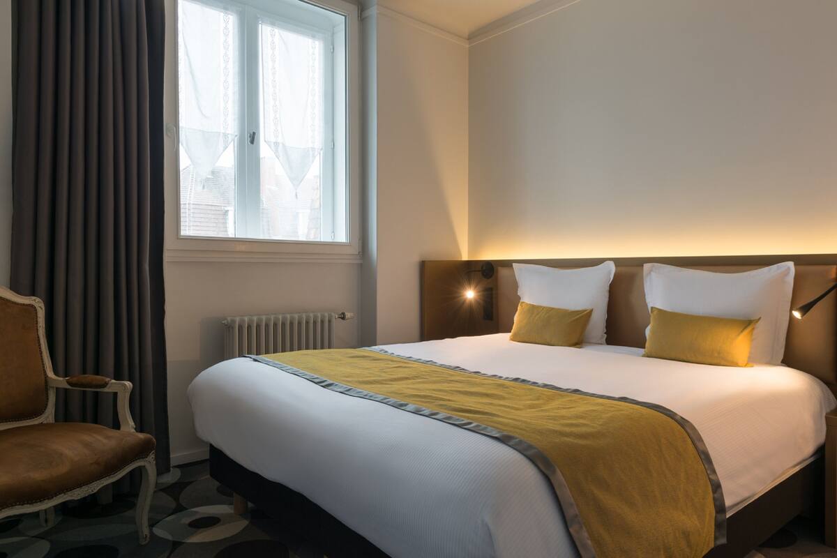 premium double room, hot tub | 1 bedroom, egyptian cotton sheets, pillow-top beds, in-room safe