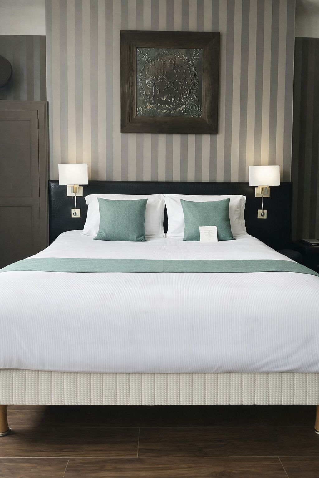 小型套房 (4 persons) | 埃及棉床单、加厚床垫、客房内保险箱、办公桌