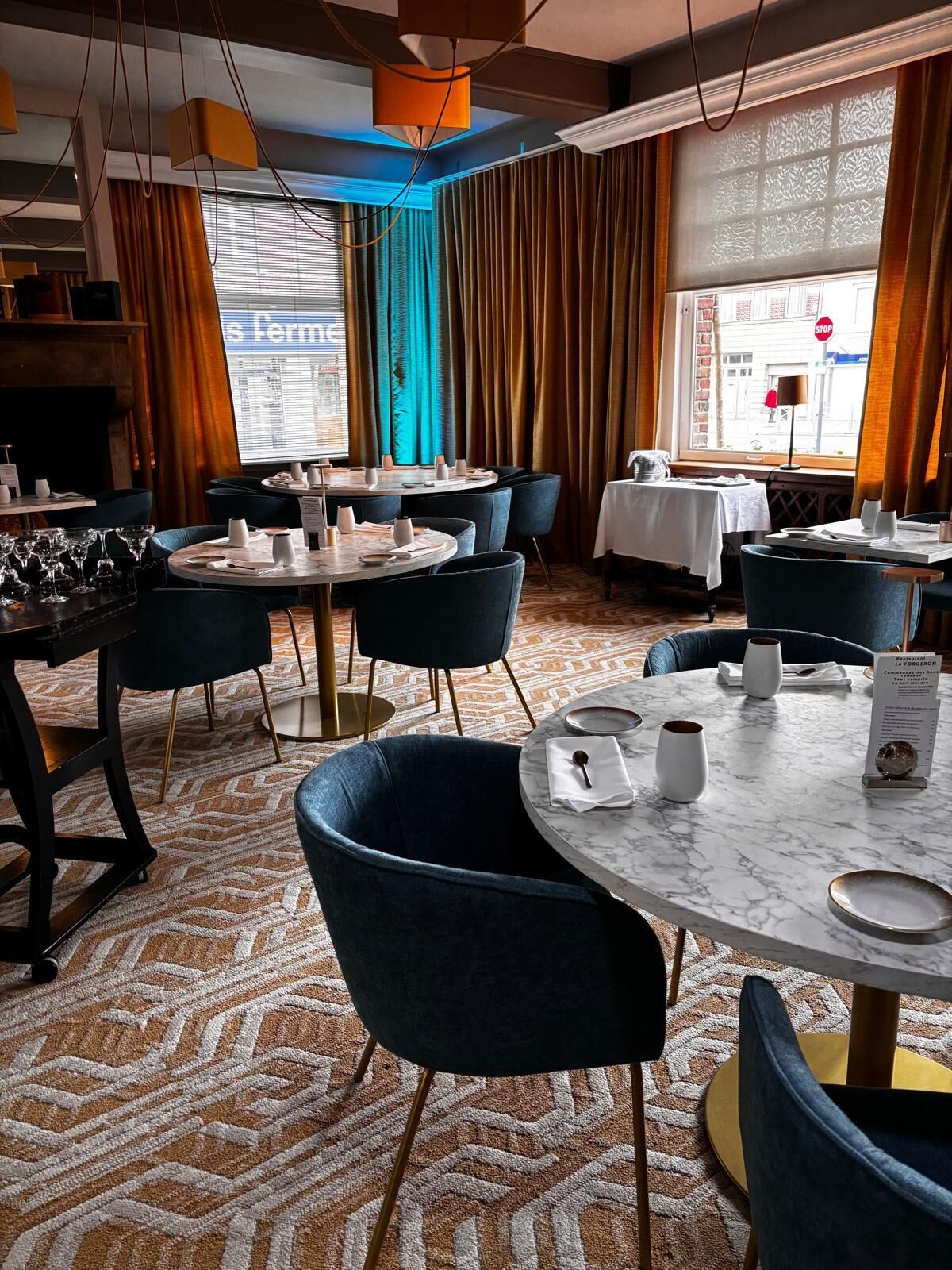 2 restaurants; lunch and dinner served