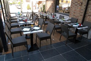 2 restaurants servant le déjeuner et le dîner, plats Cuisine française