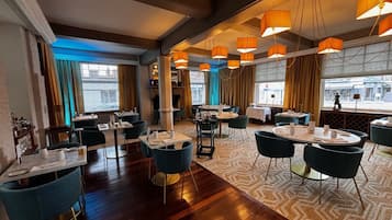 2 restaurantes, se sirven comidas, cenas y cocina francesa