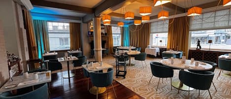 2 restaurantes, se sirven comidas, cenas y cocina francesa