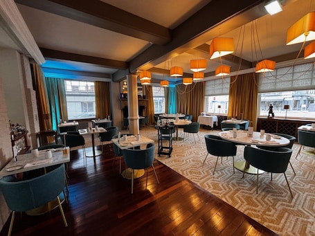 2 Restaurants; Mittagessen und Abendessen werden serviert. The Originals Boutique, Hôtel Auberge du Forgeron, Lille Sud