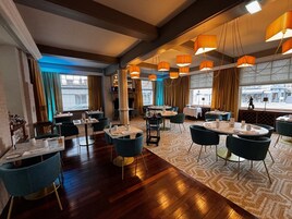 2 restaurants, lunch, dinner served; French cuisine