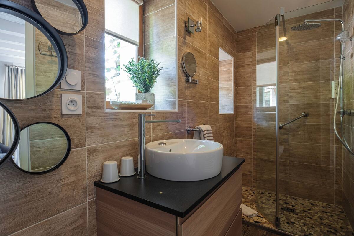 room charme | bathroom | separate bathtub and shower, eco-friendly toiletries, hair dryer