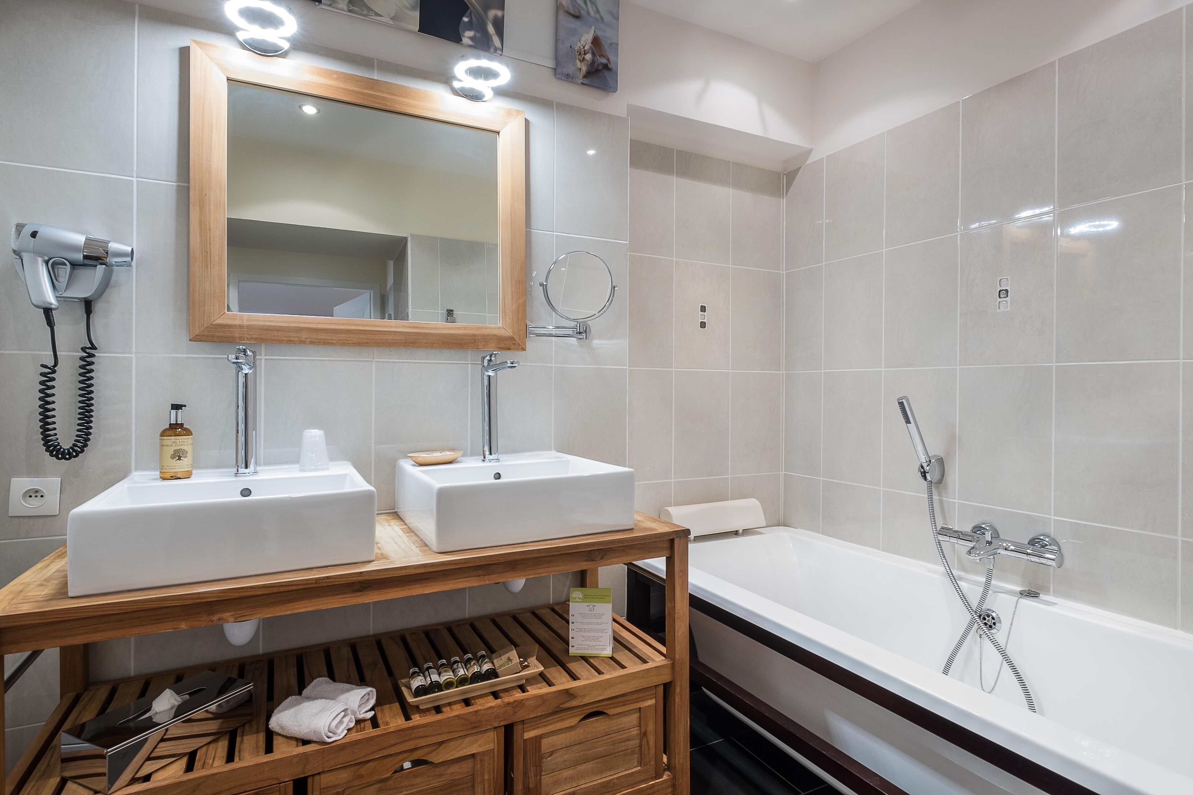 family suite 4 people | bathroom | separate bathtub and shower, eco-friendly toiletries, hair dryer