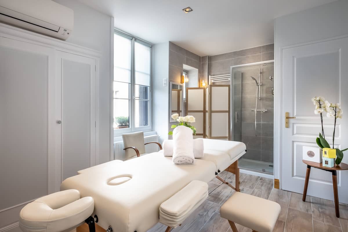 couples treatment room(s), sauna, steam room, massages