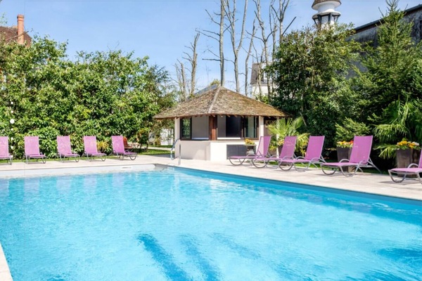 Outdoor pool, open 8:00 AM to 7:00 PM, free cabanas, sun loungers