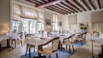 2 restaurantes; se sirve desayuno, almuerzo y cena; cocina francesa