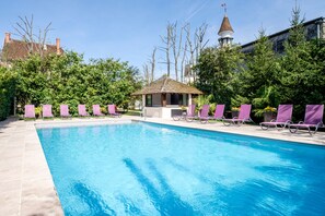 Outdoor pool, open 8:00 AM to 7:00 PM, free cabanas, sun loungers - Auberge du Bon Laboureur (Chenonceaux)