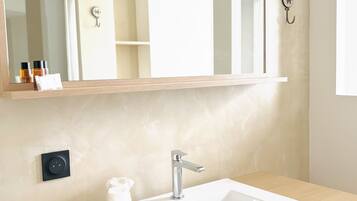 Baignoire relaxante profonde, articles de toilette gratuits