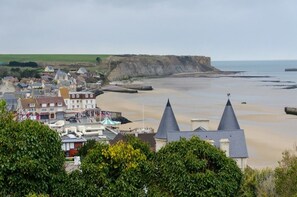 Eine Küstenstadt mit Häusern, einer Klippe und einem Strand.