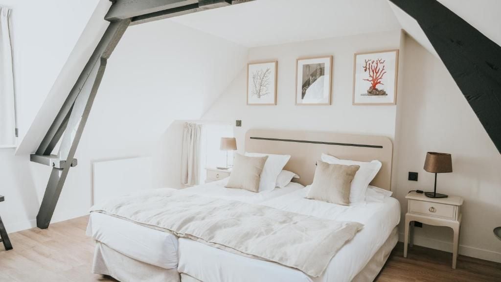 Una camera da letto con un letto, comodini e decorazioni alle pareti.