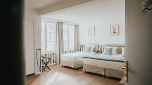 Kamar Triple Standar | Tirai kedap cahaya, setrika/meja setrika, dan tempat tidur bayi gratis