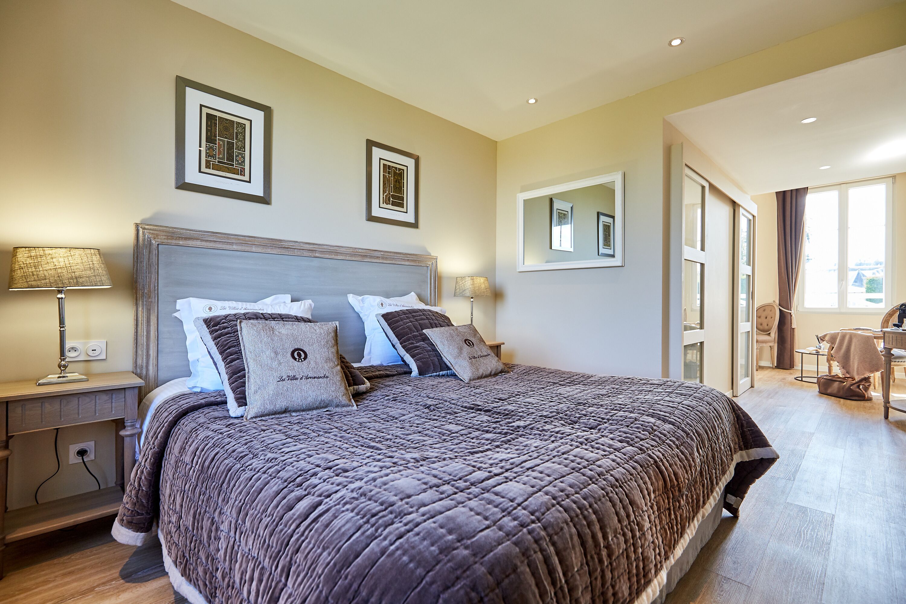 Hochwertige Bettwaren, Minibar, Zimmersafe, Schreibtisch