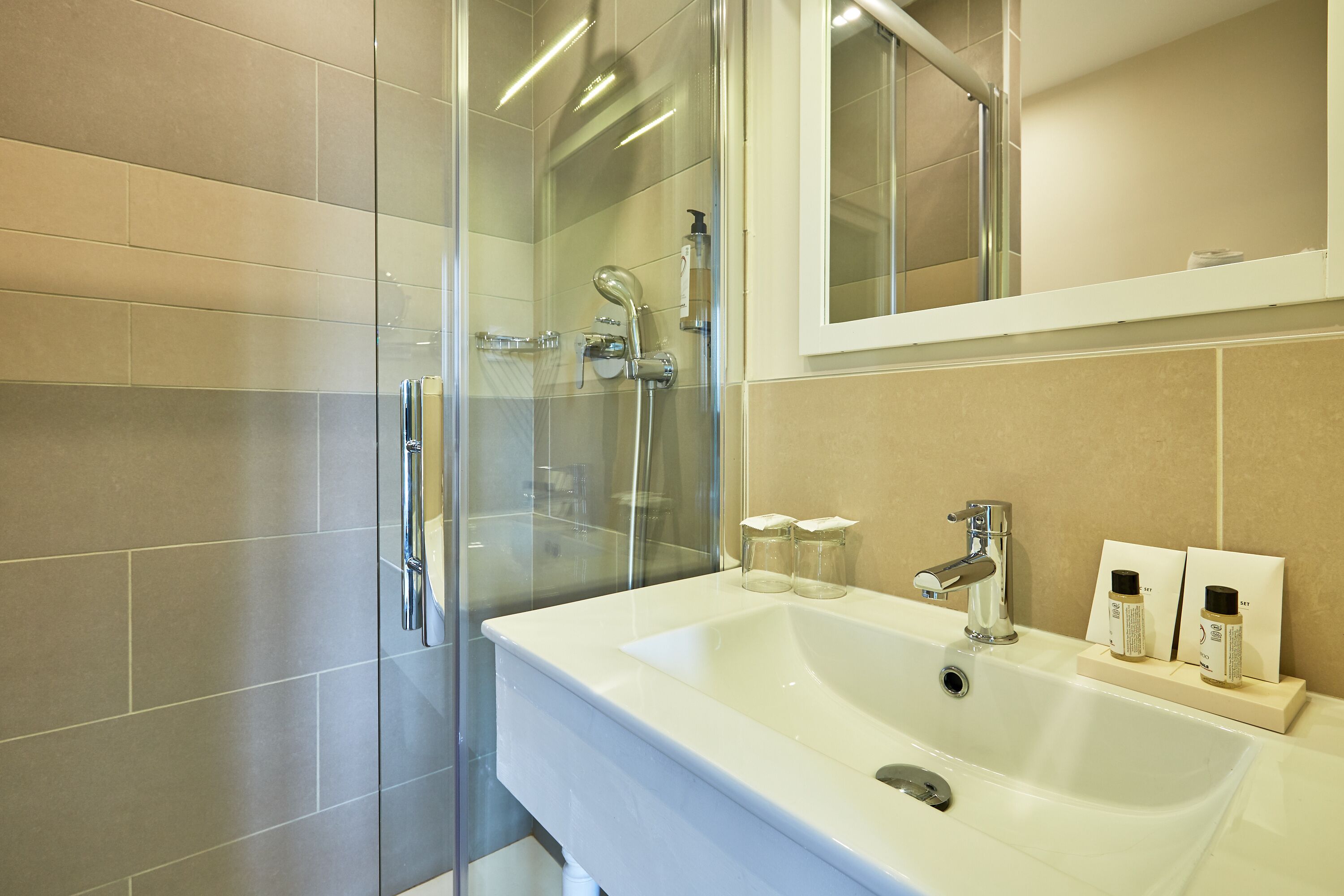 chambre nautic superieure, vue parc | bathroom | shower, free toiletries, hair dryer, towels