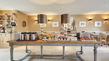 Desayuno continental (EUR 18 por persona)