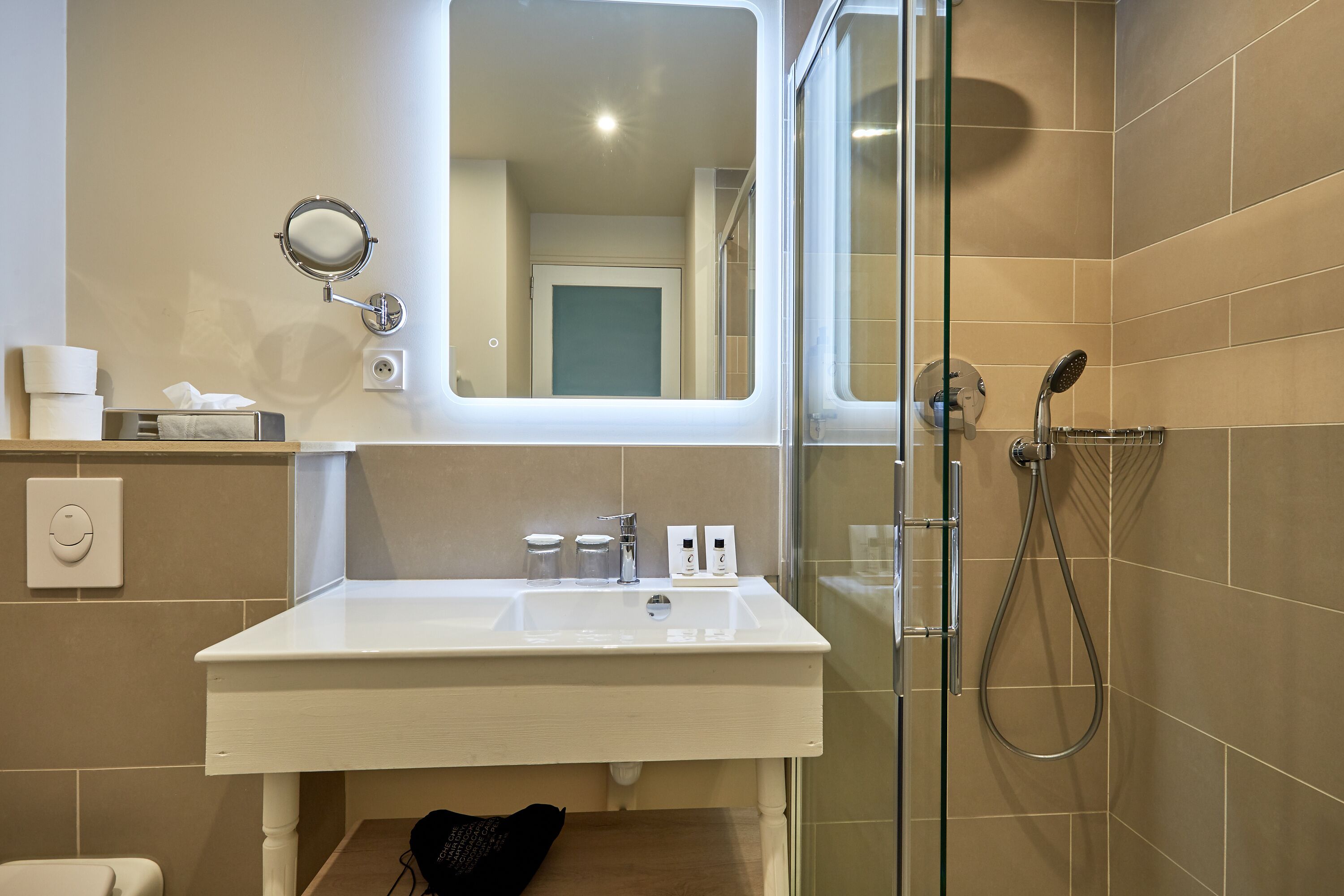 chambre nautic supérieure, vue mer | bathroom | shower, free toiletries, hair dryer, towels