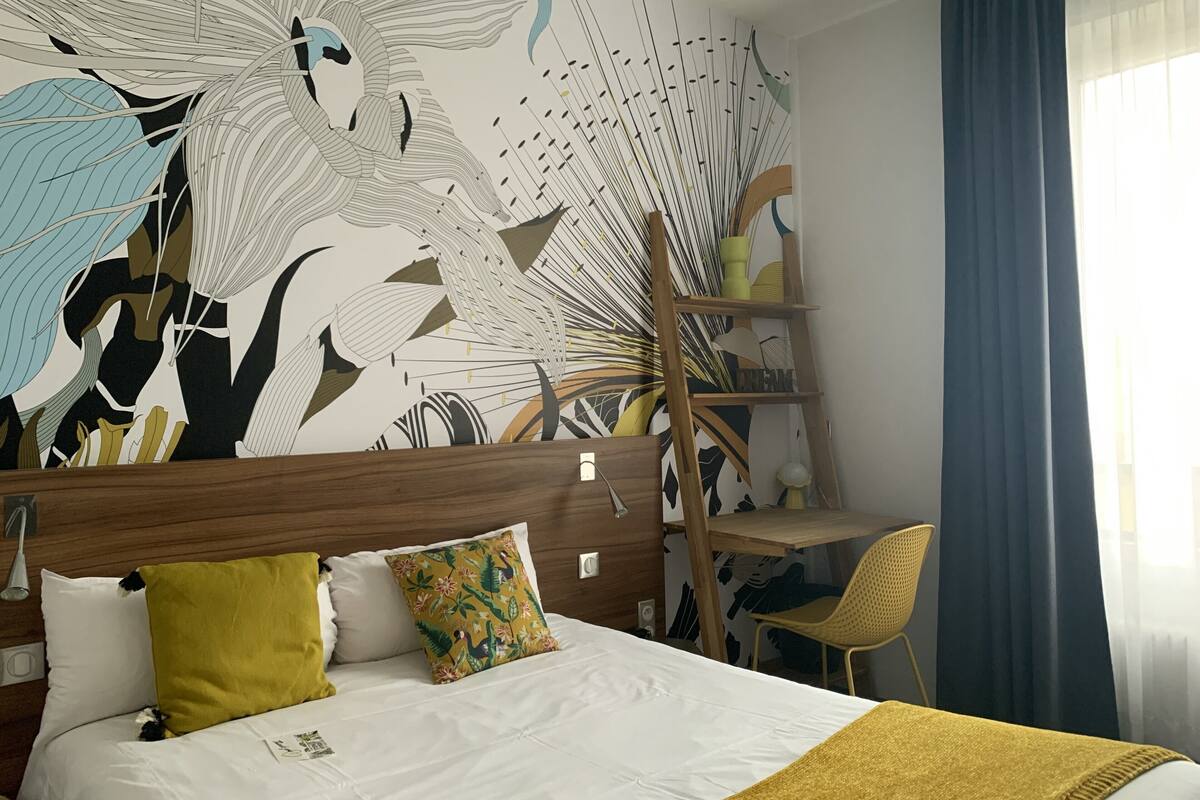 Comfort Double Room | Meja, langsir/tirai gelap terus, seterika/papan seterika, Wi-fi percuma