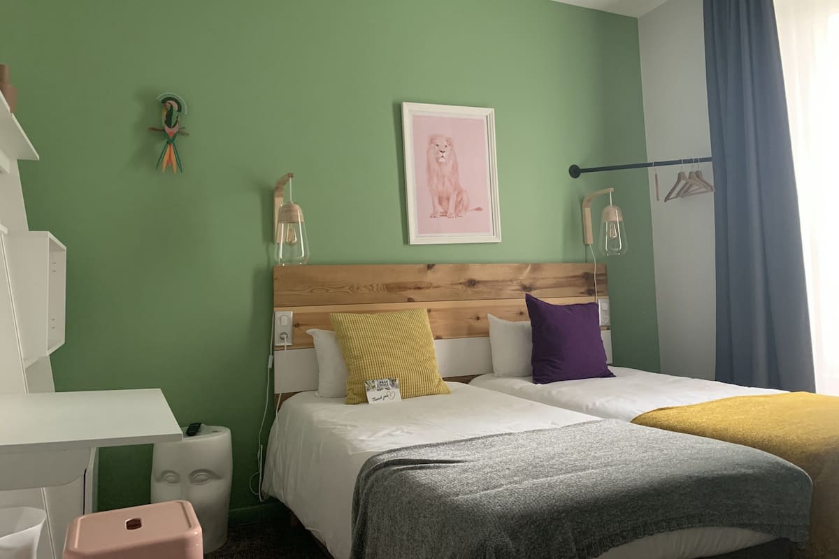 Comfort Twin Room | Meja, langsir/tirai gelap terus, seterika/papan seterika, Wi-fi percuma