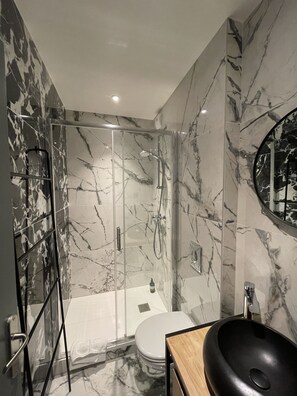 Superior Triple Room | Premium bedding, desk, blackout curtains, iron/ironing board - Urban Jungle. Hotel Orléans (Orléans)