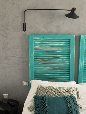 Kamar Double Comfort | Meja kerja, tirai kedap cahaya, setrika/meja setrika, dan Wi-Fi gratis