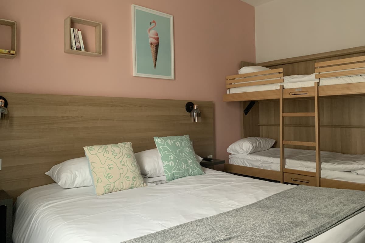Superior Quadruple Room | Meja, langsir/tirai gelap terus, seterika/papan seterika, Wi-fi percuma